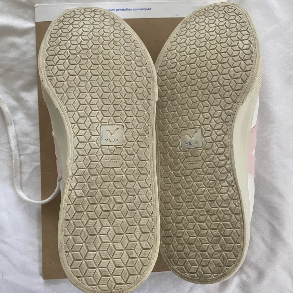 Veja Women's Cream Sneakers - Picture 5 of 5